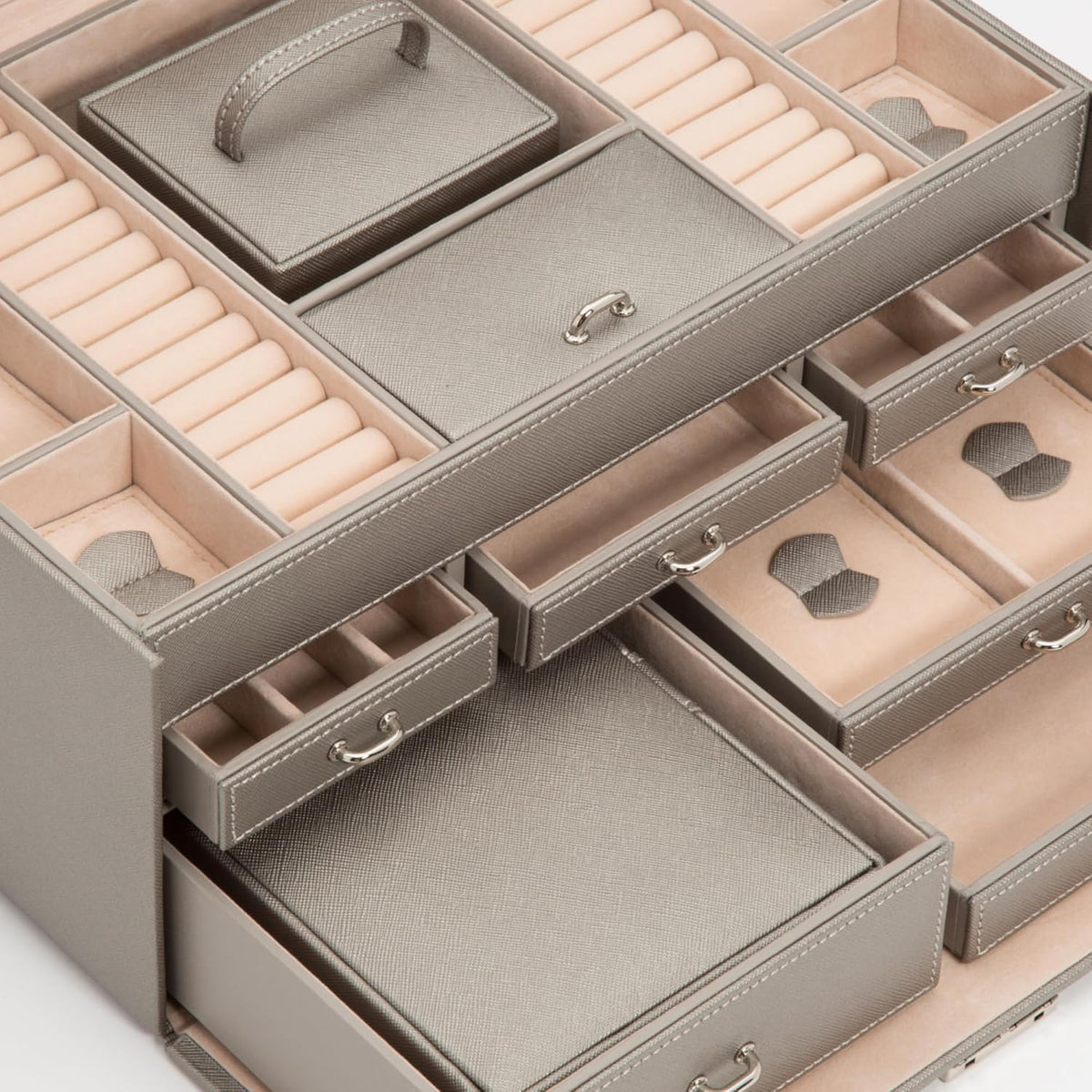 Medium-sized jewelry box, made of tin - 28 compartments, 10 spaces for storing rings, 20 slots for ear piercings 10 compartments for storing necklaces - Includes a handbag