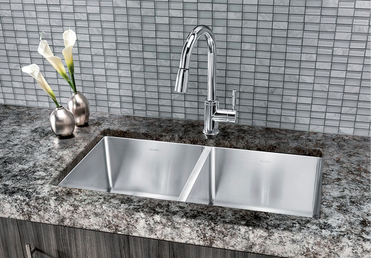Quatrus R15 32-in 50/50 Double Bowl Undermount Stainless Steel Kitchen Sink